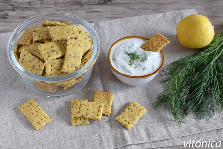 Galletas saladas crujientes de semillas y hierbas con dip de yogur: receta saludable para picotear
