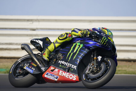 Maverick Viñales mantiene el misterioso tubo de escape hipertrofiado de Yamaha en los FP1 de Misano