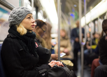 Las mujeres embarazadas que viajen en el metro de Tokio podrán 'pedir' un asiento a través de una aplicación en su móvil