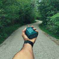 Este altavoz Bluetooth cabe en la palma de la mano y dura hasta 7 horas con una potencia sorprendente: por poco más de 30 euros