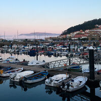 El pueblo pesquero más bonito de Galicia no es Sanxenxo: calles medievales y playas de arena blanca para una escapada en camper