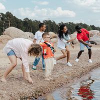 El secreto para descansar de verdad en las vacaciones con niños no son las pantallas. Es ir con otra familia