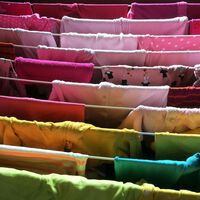 Sin secadora ni usar la calefacción también puedes secar la ropa en casa este otoño. Solo necesitas conocer un par de trucos