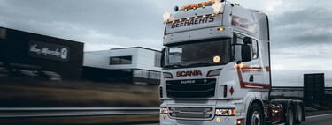 El baile de luces de los camioneros: la forma oculta de los profesionales para ayudarse a adelantar