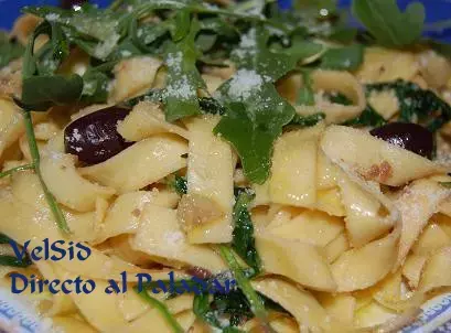 Tallarines con rúcula y anchoas