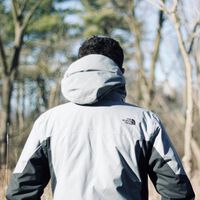 Asos adelanta sus rebajas y liquida el precio de la chaqueta The North Face ideal para la lluvia que no vamos a dejar de llevar 