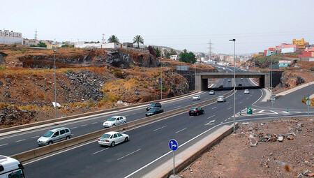 ¡Varapalo a la DGT! Coches y motos podrán seguir rebasando el límite en 20 km/h para adelantar