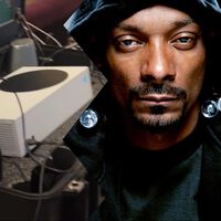 Ni Steam Deck, ni juego en la nube: Snoop Dogg juega con su Xbox desde una maleta con ruedas y pantalla 4K 
