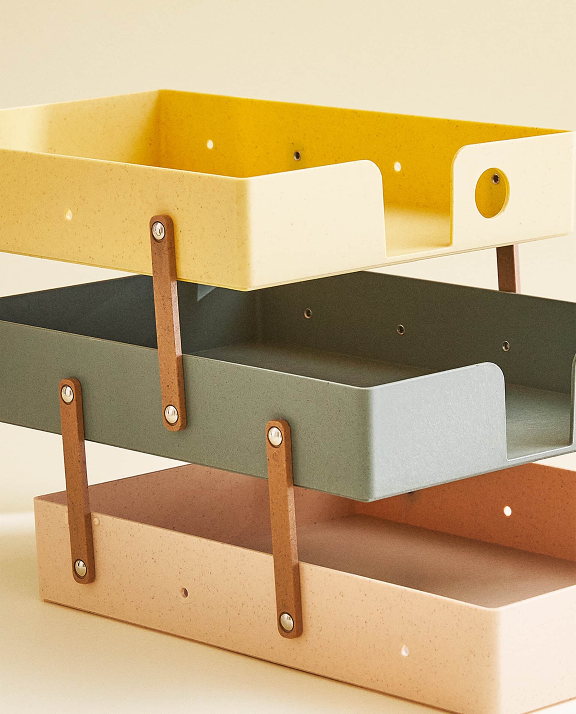 Bandeja con tres niveles plegables para almacenar documentos.