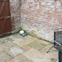 Cómo pasar de un patio gris y diminuto a un salón al aire libre donde disfrutar del verano