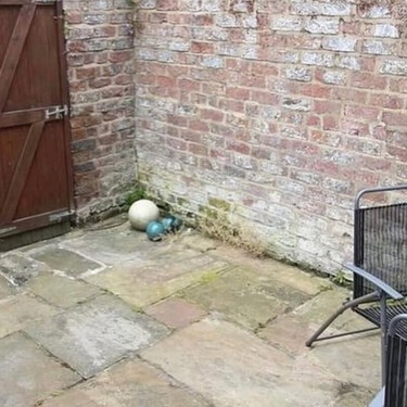 Cómo pasar de un patio gris y diminuto a un salón al aire libre donde disfrutar del verano