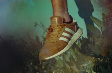 Comenzamos septiembre a pasos suaves con las zapatillas de suede que se apoderarán de todos tus looks de otoño
