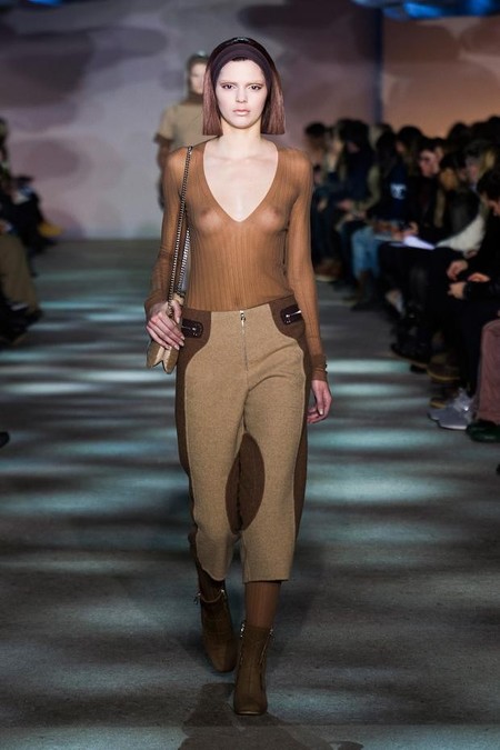 Kendall Jenner se sube a la pasarela sacando pecho