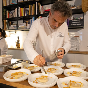 Es uno de los más reputados pasteleros de España, pero además de trabajar para grandes chefs, abre su taller en Sevilla con un menú sorprendente