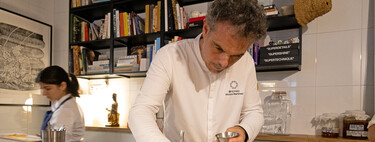 Es uno de los más reputados pasteleros de España, pero además de trabajar para grandes chefs, abre su taller en Sevilla con un menú sorprendente