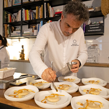 Es uno de los más reputados pasteleros de España, pero además de trabajar para grandes chefs, abre su taller en Sevilla con un menú sorprendente