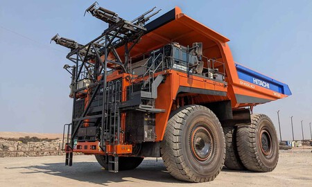 Dumper eléctrico de Hitachi operado por catenaria