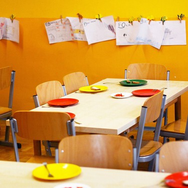 Pisto sin pisto y gusanos en la sopa: la Junta de Andalucía abre un expediente al catering de 350 comedores escolares tras irregularidades en 21 colegios 