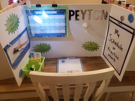 La ingeniosa idea de una madre para separar a sus hijos mientras estudian y que puedan concentrarse mejor en sus clases virtuales