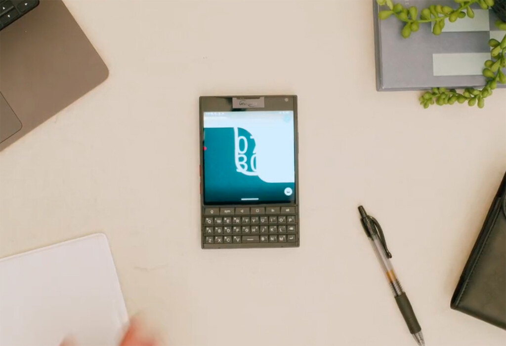 En plena era de la IA, hay quien apuesta por volver al teclado físico. Y no son solo nostálgicos