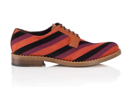 Jimmy Choo se ha propuesto darle un twist al calzado masculino añadiendo un poco de color a la vida
