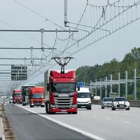 Los camiones híbridos que recargan baterías mientras circulan ya ruedan en la primera autopista eléctrica alemana