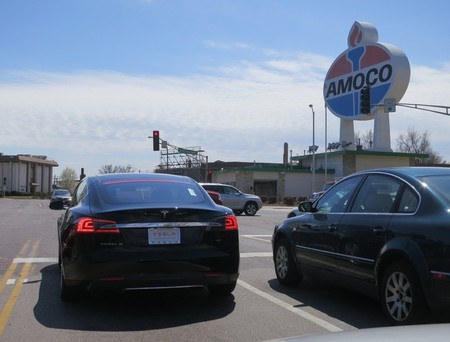 Los valores de Tesla Motors caen al ritmo del precio del petróleo