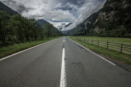 Road 2517227 1920En Reino Unido quieren empezar a probar drones y robots para reparar baches en carretera