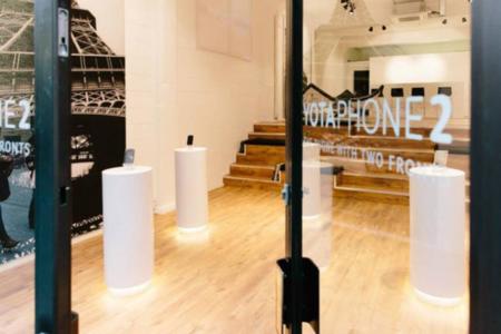 El nuevo Yotaphone 2 se estrena por todo lo alto, con tienda incluida. La imagen de la semana