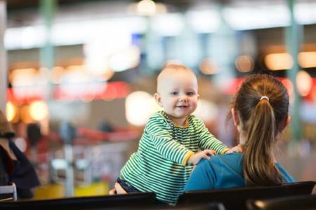 ¿Viajas con niños? El aeropuerto de Madrid-Barajas te presta sillas gratis en todas sus terminales