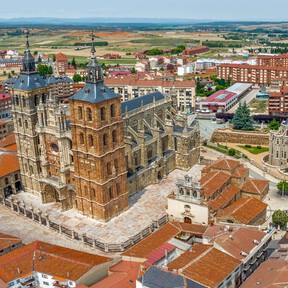 48 horas en Astorga: qué hacer y qué comer entre el legado leonés de Gaudí, el cocido maragato y las mantecadas 