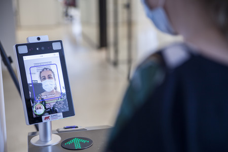 Control de temperatura, aforo y accesos, así ayuda la tecnología a reabrir los negocios con seguridad