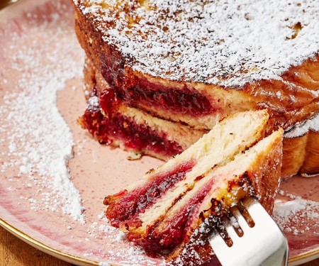 Cómo hacer pan francés relleno de mermelada. Receta fácil para el desayuno o postre