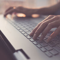 La DGT tiene un problema con la cita previa. Pretende solucionarlo dejándote hacer (casi) todos los trámites desde casa 