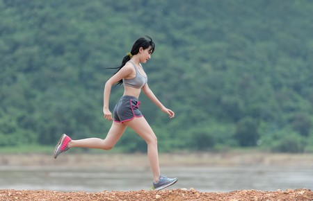 El descenso excesivo de la pelvis mientras corres está asociado a tus lesiones como runner