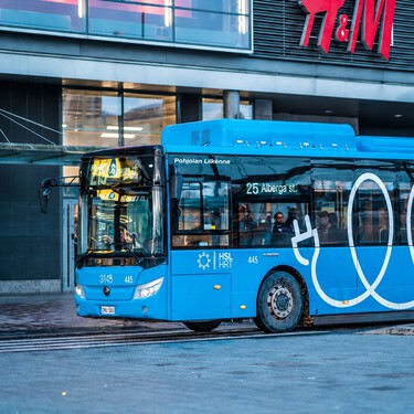 Un chico de 16 años tiene que pagar una multa de 100 euros porque su billete de autobús digital tardó 5 segundos en cargarse