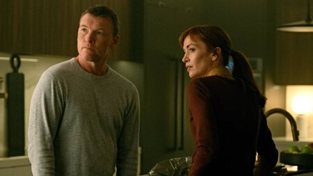 Sam Worthington y Britt Lower en una escena de la serie