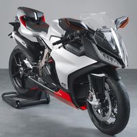 La QJ SRK 1000 RR es la primera superbike china en Europa, y tiene unos escapes psicodélicos