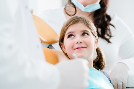 Cinco consejos para cuidar los dientes de los niños con brackets