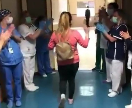 La emotiva despedida del hospital de una embarazada de 37 semanas tras superar el coronavirus