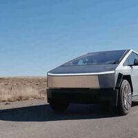 Un Tesla Cybertruck y un Mercedes que tiene 50 años recorrieron 10,000 km hacia Alaska. Sólo uno llegó al destino 