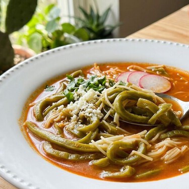 Cómo hacer sopa de nopales con fideos dorados: receta fácil y el truco definitivo para quitarles la baba