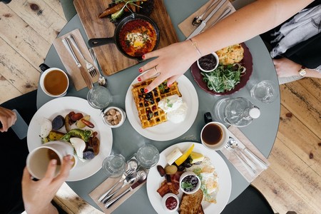 Desayunar como un rey, comer como un príncipe y cenar como un mendigo: ¿es un mito o realmente funciona para perder peso?