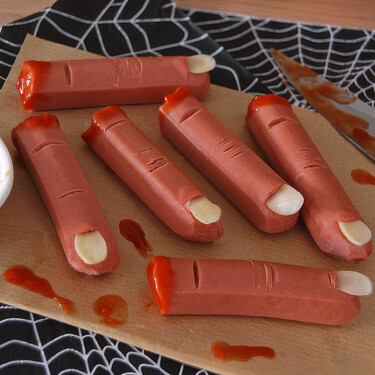 Dedos amputados sangrantes de salchicha: receta exprés de Halloween (para pringarse un poco)