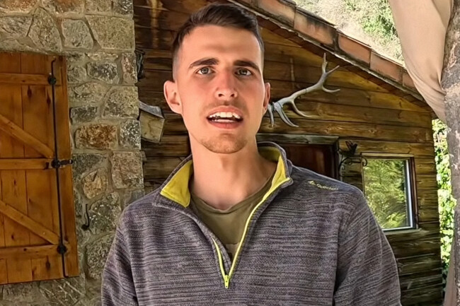 Arnau, 24 años, vive solo en el campo desde los 18 años: "Gastas menos y tengo carne ilimitada, me siento el hombre más feliz de la tierra viviendo así"