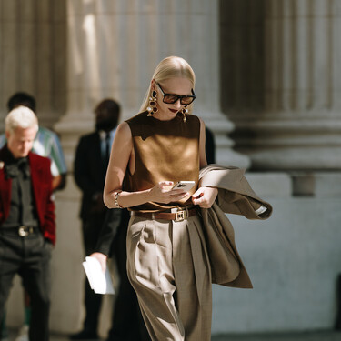 Merkal acaba de rebajar las sandalias tendencia de este verano: llevan tacón sensato, combinan con pantalones fresquitos y ahora valen menos de 40 euros 