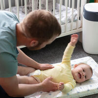 Amazon rebaja el contenedor de pañales Tommee Tippee Twist and Click que envuelve cada pañal para evitar el mal olor y los gérmenes 