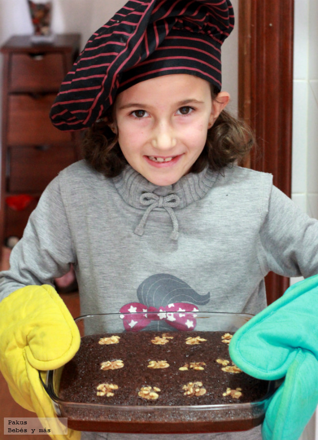 Brownies caseros de chocolate y nueces. Receta para hacer con niños