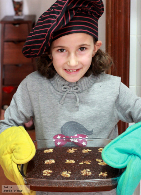 Brownies caseros de chocolate y nueces. Receta para hacer con niños