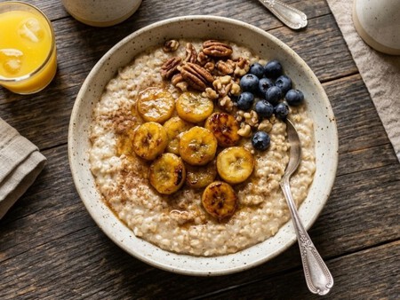 Cómo hacer avena cremosa con plátano caramelizado: una receta para un desayuno fácil y delicioso